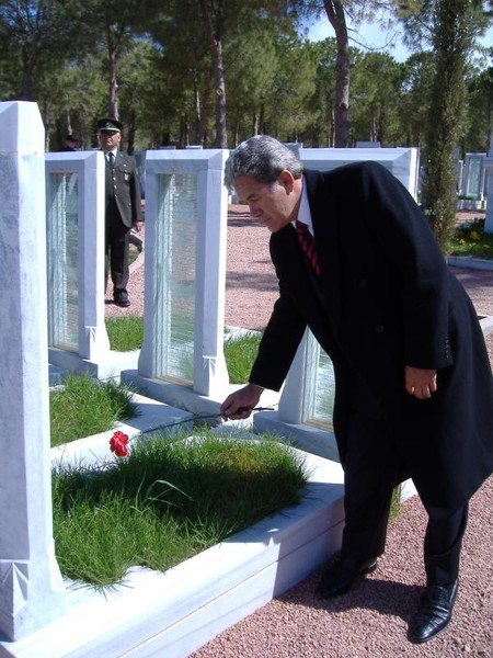 Winston Peters at a Turkish cemetery, Gallipoli